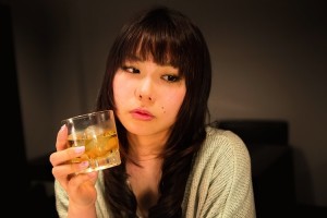 お酒を飲む女性